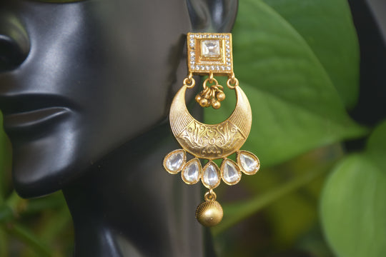Elegant White Kundan Gold-Toned Necklace Set