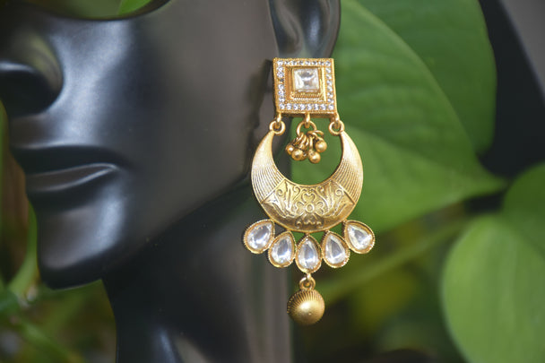 Elegant White Kundan Gold-Toned Necklace Set